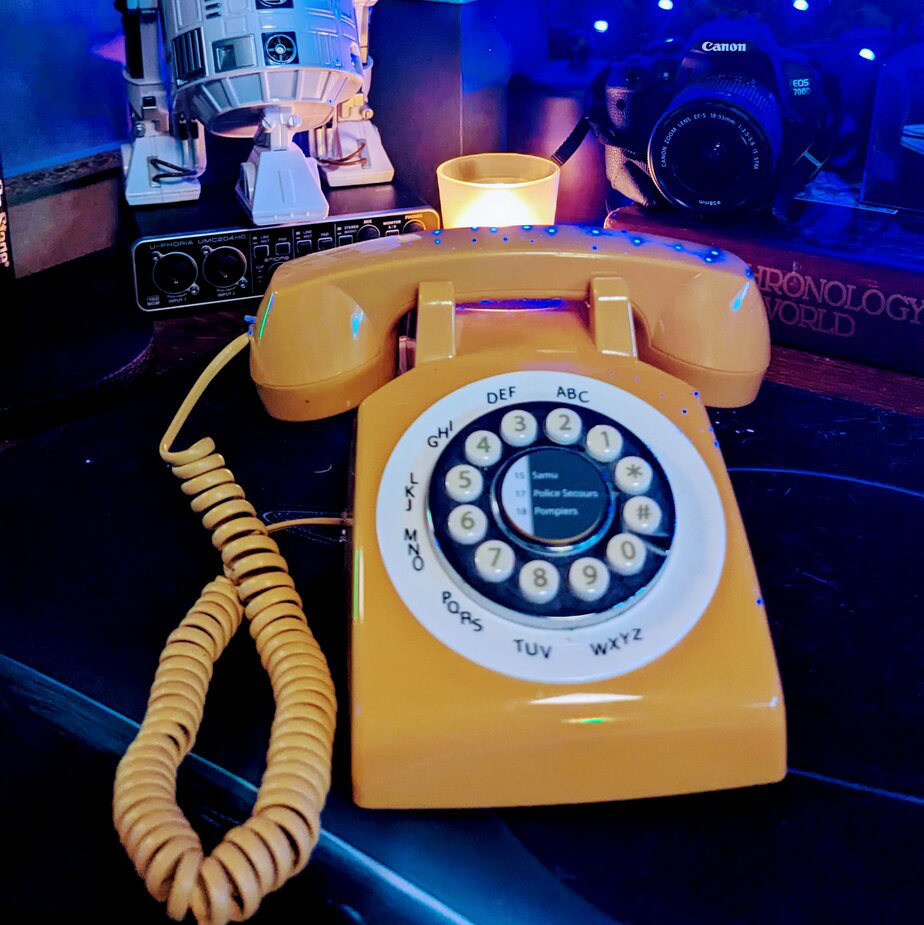 photo du téléphone vintage avec lequel Captain Alice Kara fait ses séances de coaching par téléphone pour retrouver du sens